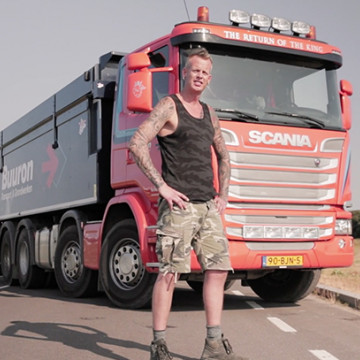 Vrachtwagenchauffeur Jeroen draagt bij aan blije klanten en veilige wegen