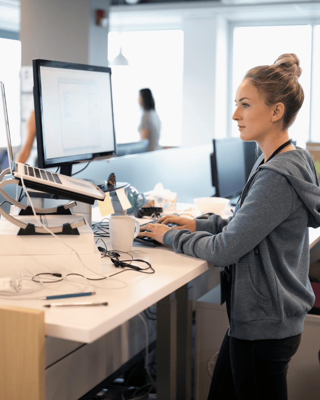 administratief medewerker vrouw bureau kantoor computer