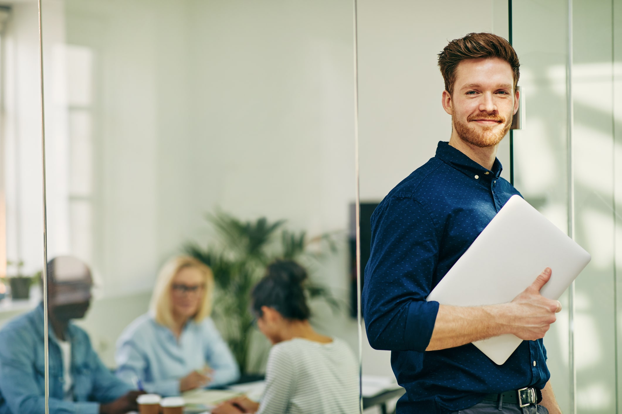 man-commercieel-medewerker-kantoor-collegas-papieren