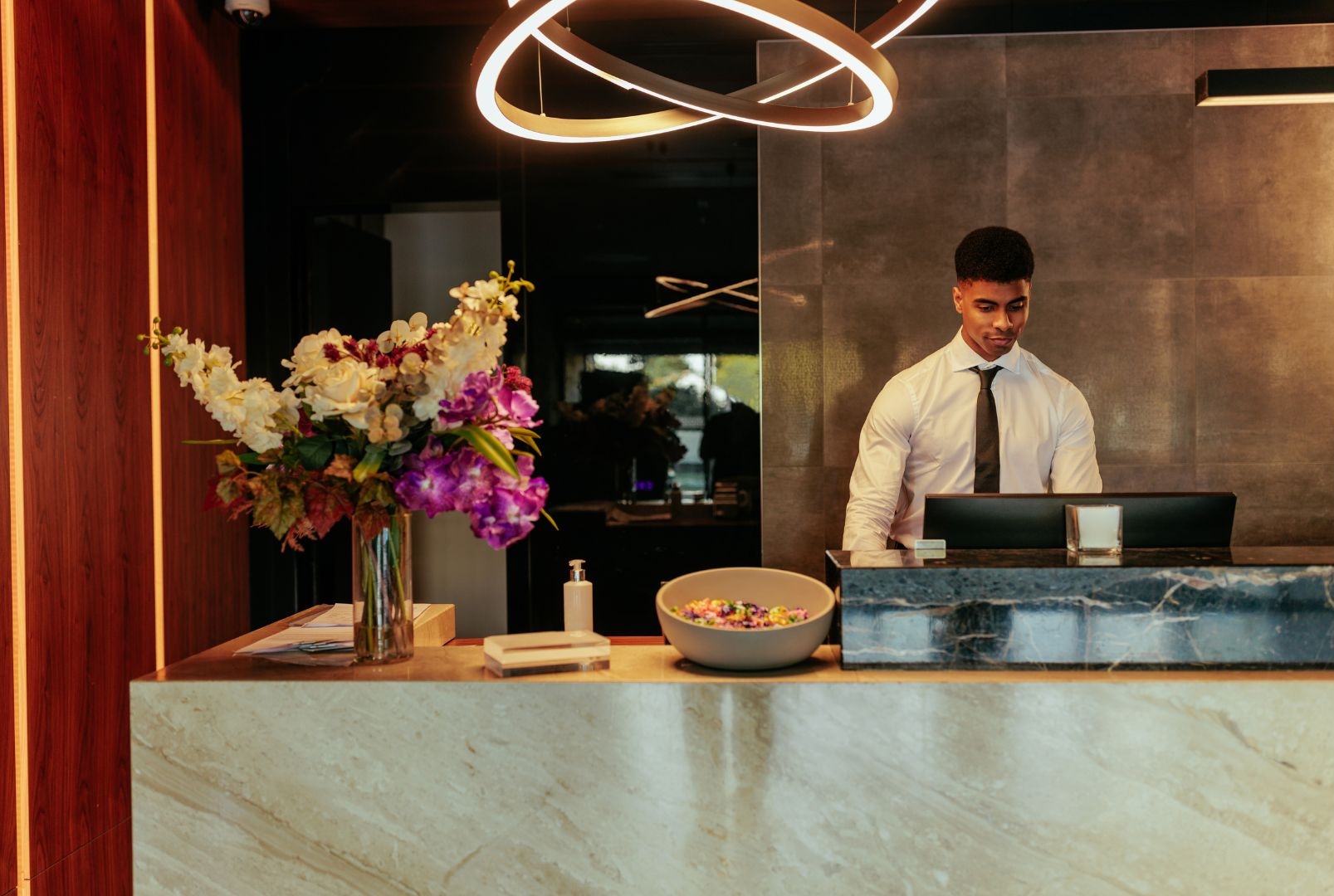 receptionist hotel ontvangst gasten