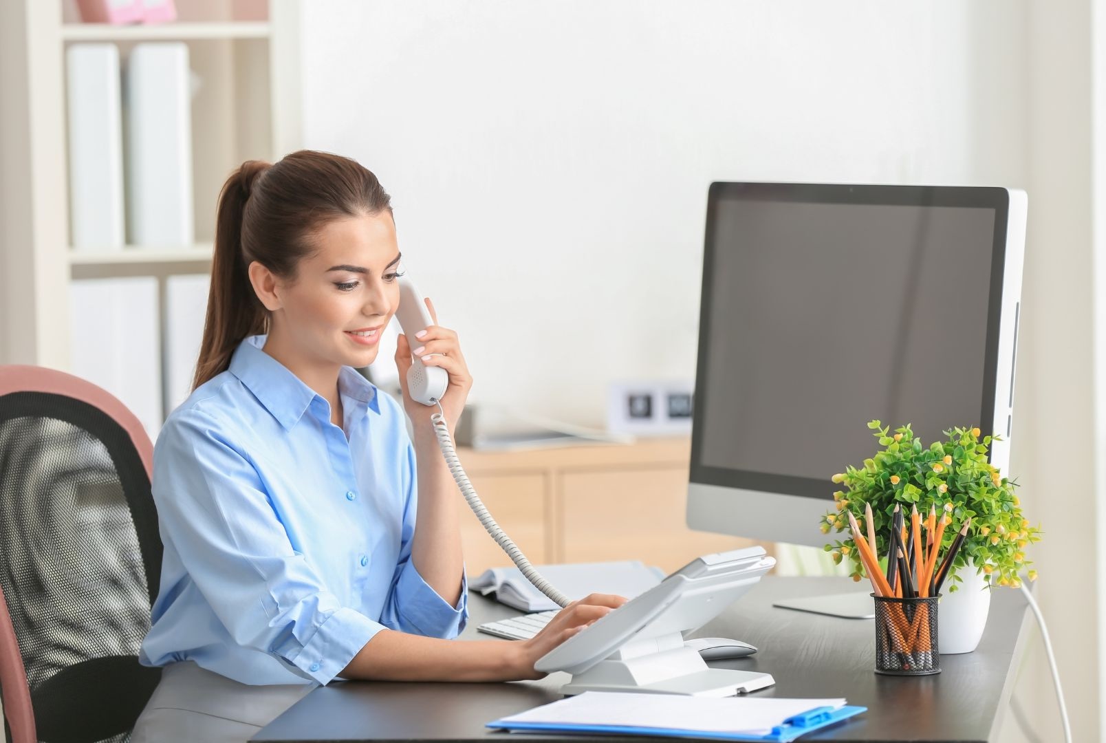 receptioniste kantoor telefonisch contact