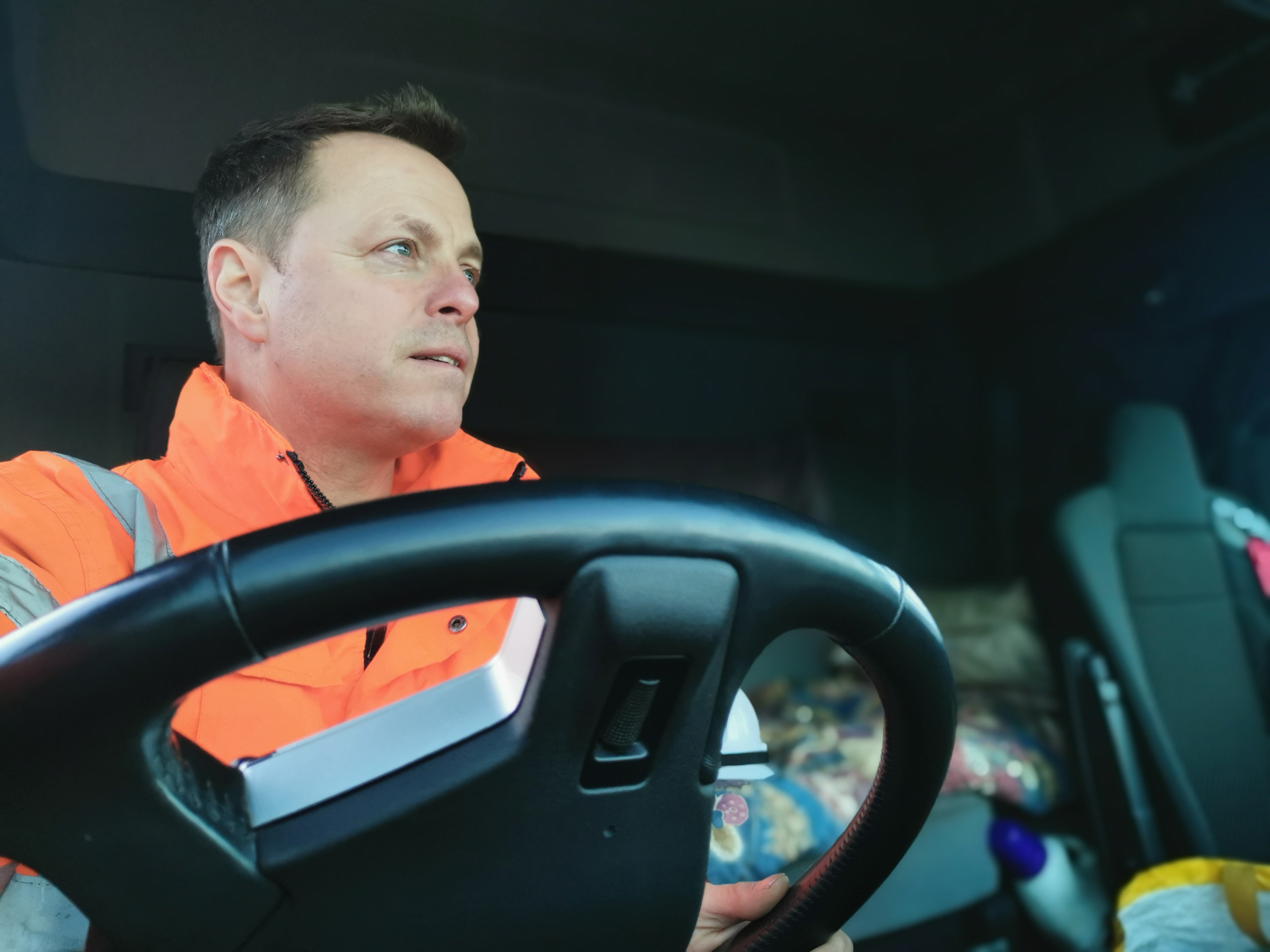 vuilniswagenchauffeur-amsterdam-afvalinzameling-achter-het-stuur