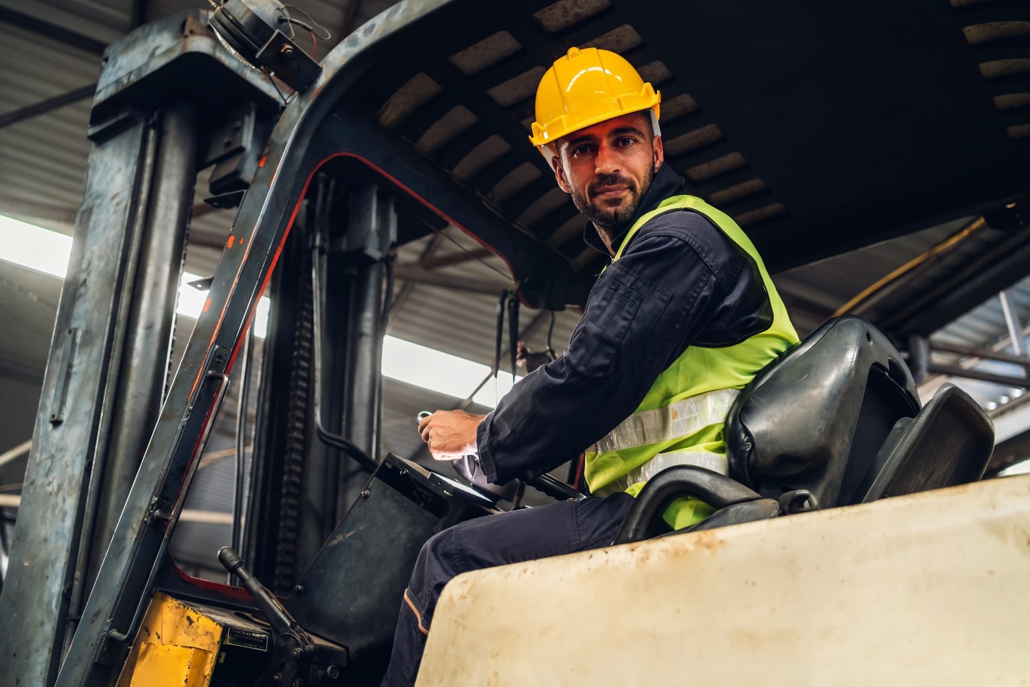 heftruckchauffeur man helm