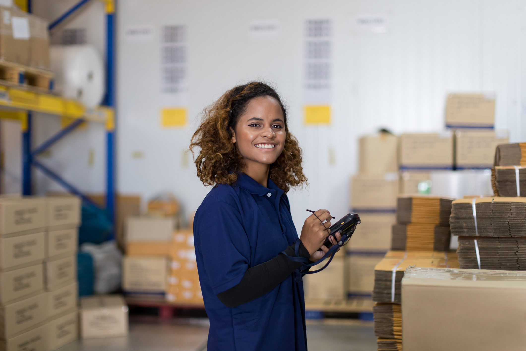 logistiek-medewerker-vrouw-magazijn-scanner