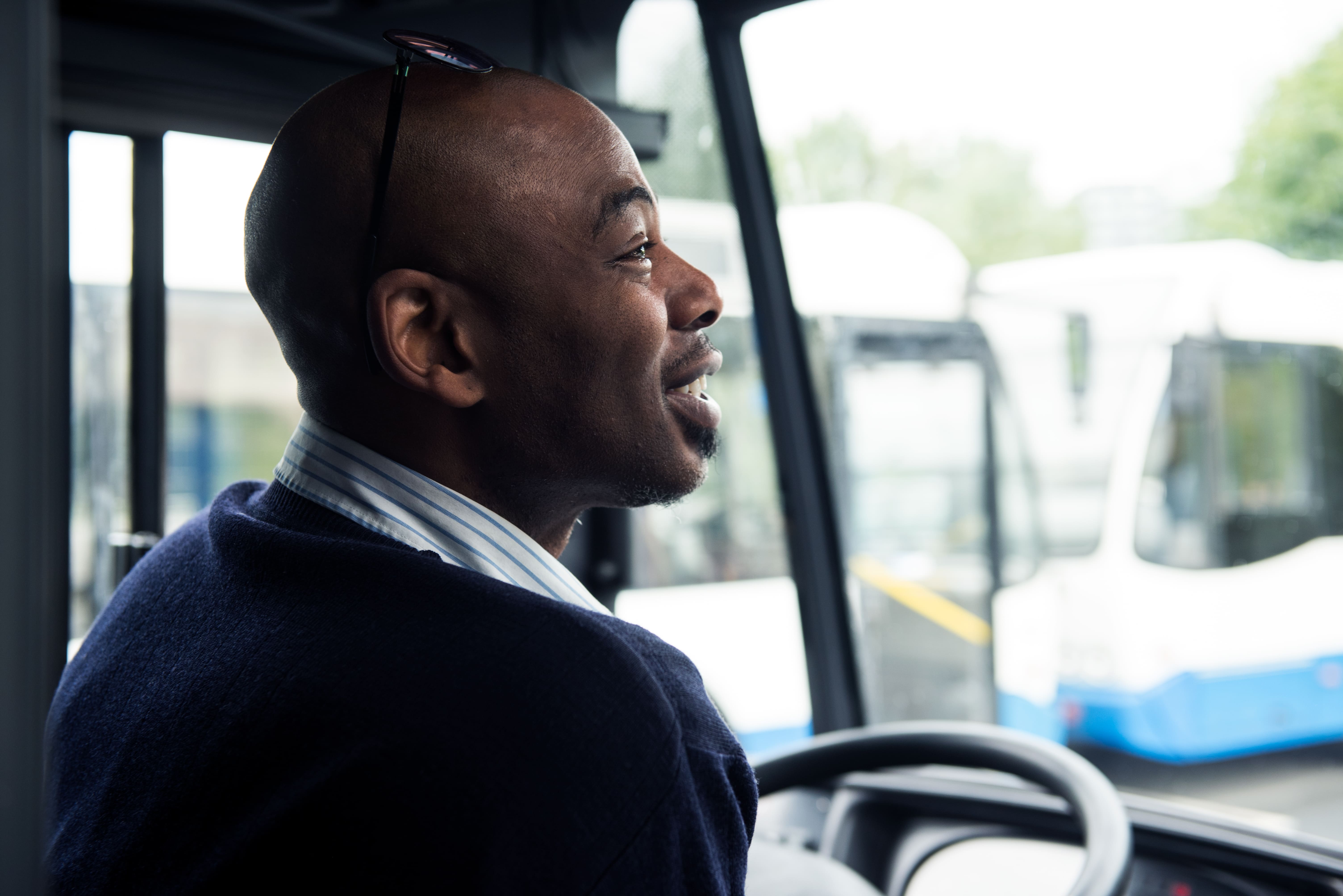 buschauffeur-lachend-en-rijdend-in-bus