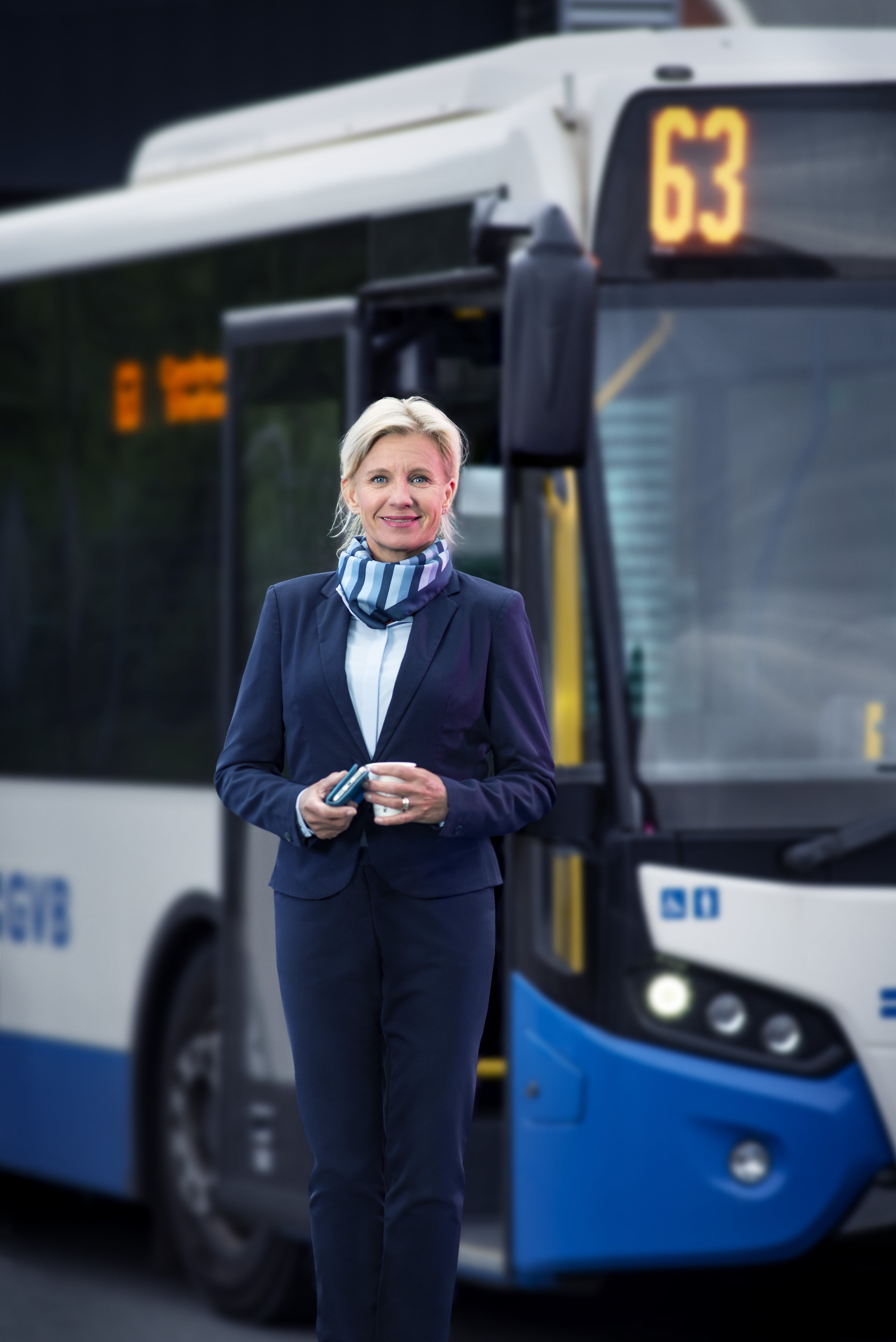 buschauffeur-vrouw-staand-voor-bus