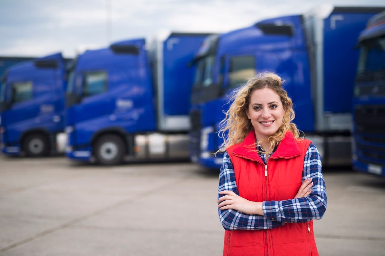 vrachtwagenchauffeur-vrouw-lachend-armen-gevouwen