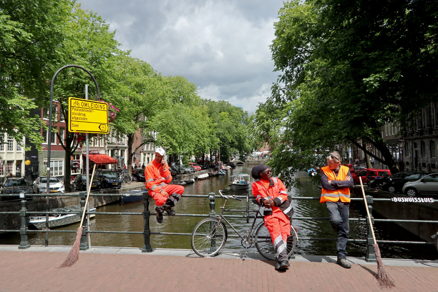 beladers-amsterdam-gracht-werkverkeer-veegploeg