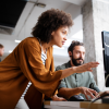 Mensen achter laptop geinspireerd aan het werk klein